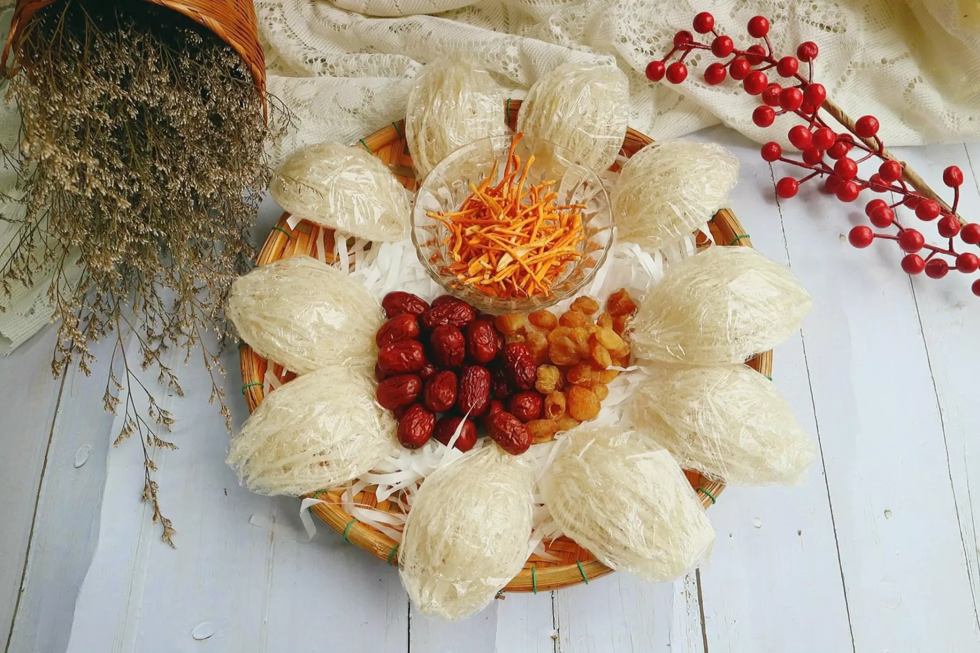 Nhận biết yến th&ocirc; l&agrave; g&igrave;. Ph&acirc;n biệt yến th&ocirc; v&agrave; yến tinh chế hiểu đ&uacute;ng về yến nguy&ecirc;n chất. Gợi &yacute; n&ecirc;n chọn yến n&agrave;o để đảm bảo chất lượng & dinh dưỡng.