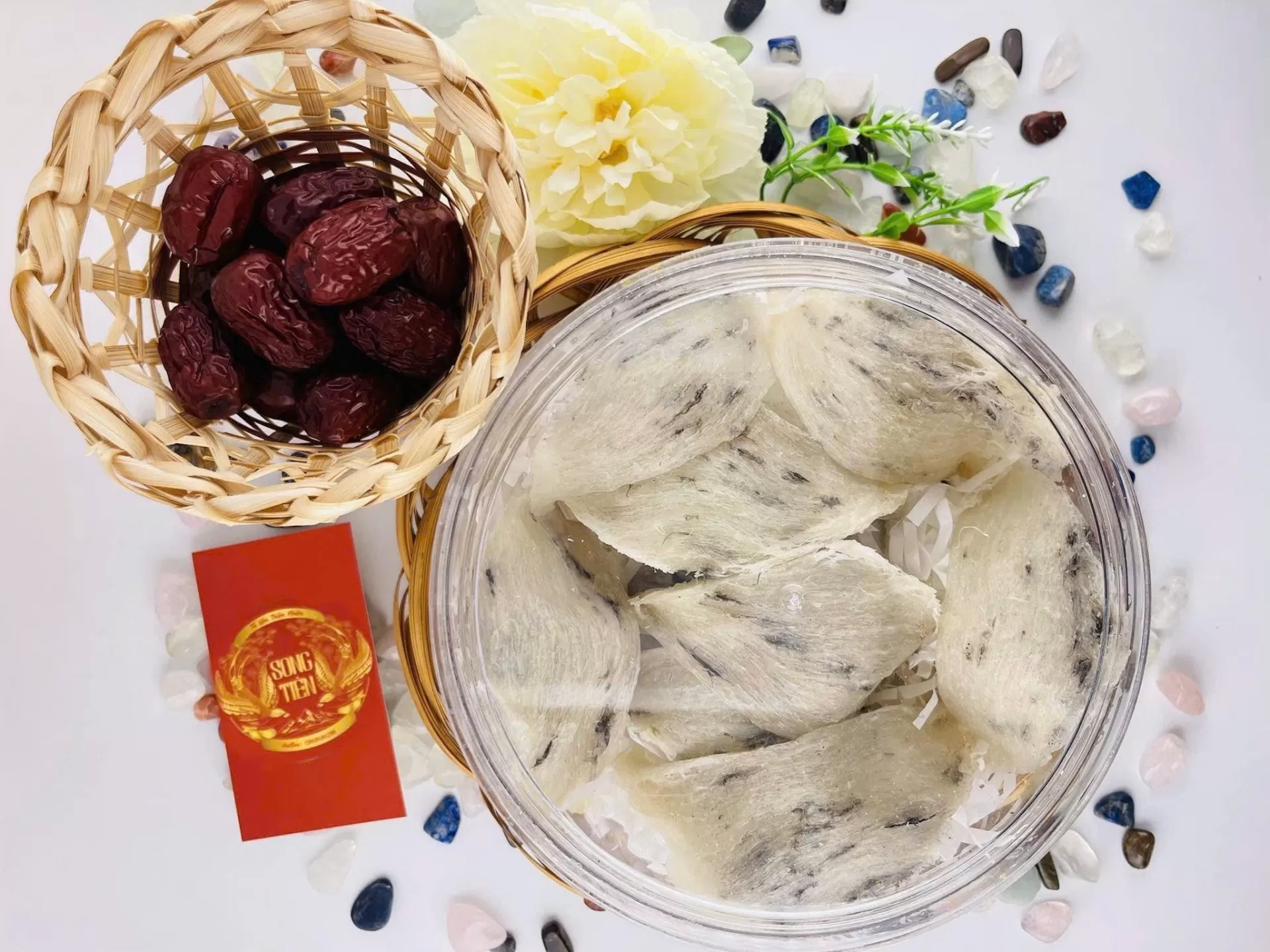 Nhận biết yến th&ocirc; l&agrave; g&igrave;. Ph&acirc;n biệt yến th&ocirc; v&agrave; yến tinh chế hiểu đ&uacute;ng về yến nguy&ecirc;n chất. Gợi &yacute; n&ecirc;n chọn yến n&agrave;o để đảm bảo chất lượng & dinh dưỡng.