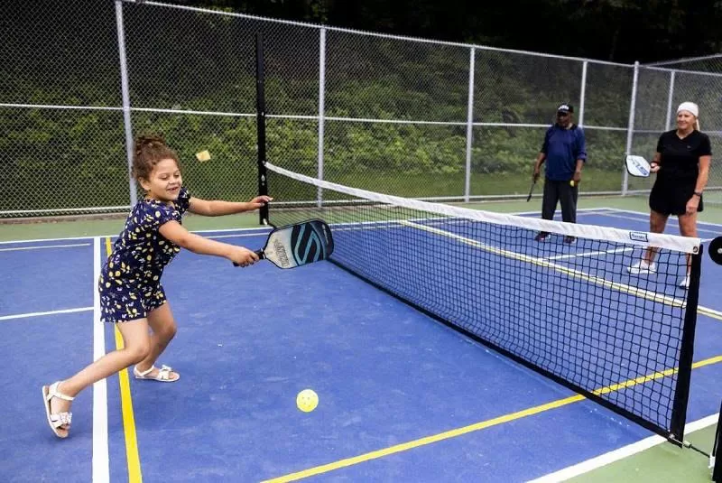 Các Kỹ Thuật Chơi Pickleball Hay Và Dễ Áp Dụng Nhất  1. Giới Thiệu Về Pickleball  Pickleball là môn thể thao kết hợp giữa tennis, bóng bàn và cầu lông. Môn này yêu cầu người chơi có kỹ thuật linh hoạt, khả năng di chuyển nhanh nhẹn và biết áp dụng các chiến thuật hợp lý.  2. Các Kỹ Thuật Chơi Pickleball Hiệu Quả  2.1. Kỹ Thuật Giao Bóng (Serve)  Giao bóng là khả năng quan trọng giúp người chơi chiếm lợi thế ngay từ đầu. Có hai kiểu giao bóng chính:  Giao bóng dưới tay: Dành cho người mới chơi, dễ kiểm soát đường đi và tăng độ chính xác.  Giao bóng topspin: Thích hợp với người chơi có kinh nghiệm, giúp bóng có độ xoáy và khó đánh trả.  2.2. Kỹ Thuật Đánh Bóng Dink  Dink shot là đường bóng ngắn, chạm và để gây khó khăn cho đối thủ.  Cầm vợt chặt, đánh với độ linh hoạt cao.  Kết hợp dink và volley để tạo sát thương.  2.3. Kỹ Thuật Volley  Volley là kỹ thuật chủ động để chiếm điểm:  Block volley: Giữa nhịt đường bóng mạnh.  Punch volley: Đẩy bóng nhanh và mạnh nhằm vào điểm yếu của đối thủ.  2.4. Kỹ Thuật Smash  Smash giúp kết thúc điểm nhanh:  Cầm vợt chặt.  Di chuyển nhanh đến vị trí tốt nhất.  Dừng lực từ háng đến vai để tạo lực đánh mạnh.  2.5. Kỹ Thuật Đầy Bóng (Drive Shot)  Kỹ thuật drive shot giúp đối thủ không kịp trở tay.  Đặt vợt một góc nghiêng.  Dừng lực từ hông đến cánh tay.  Kiểm soát đường bóng nhằm vào góc sân.  3. Lời Khuyên Khi Luyện Tập  Chú trọng di chuyển: Không chỉ dựa vào vực mạnh đánh bóng, mà hãy cải thiện khả năng di chuyển nhanh nhẹn.  Luyện tập phản xạ: Tăng cường bài tập rèn phản xạ với các đồng đội.  Kết hợp các kỹ thuật: Chỉ dựa vào một kỹ thuật sẽ dễ bị bắt bài.  4. Kết Luậu  Các kỹ thuật pickleball không chỉ yêu cầu kỹ năng kỹ thuật mà còn cần sự luyện tập kiên trì. Để trở thành một người chơi giỏi, hãy kết hợp nhiều kỹ thuật 