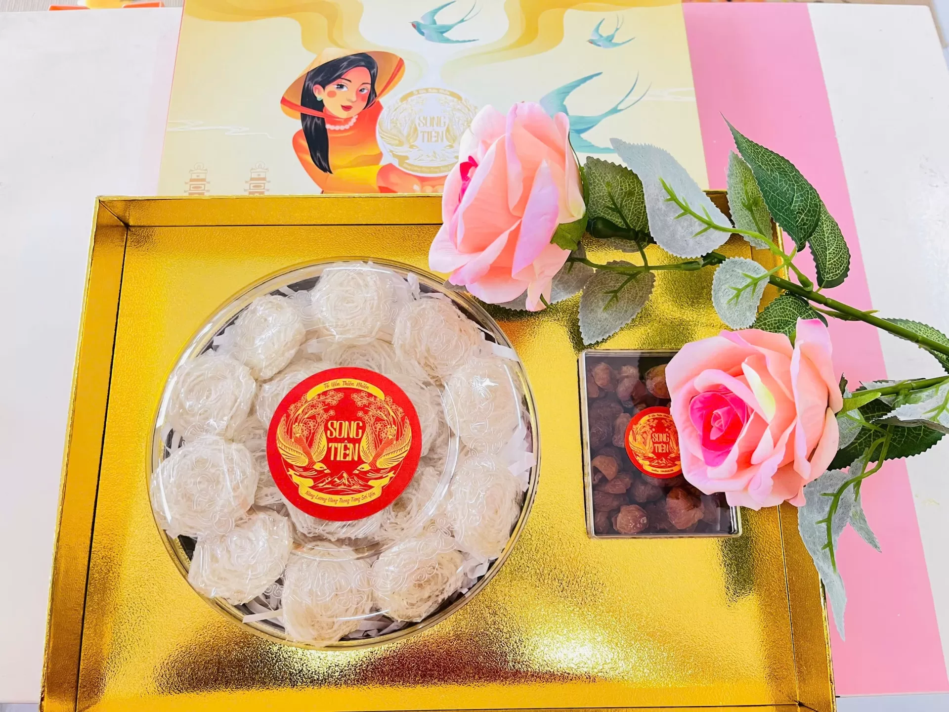 Hộp tổ yến Song Ti&ecirc;n nguy&ecirc;n chất, thiết kế sang trọng, c&oacute; tem nh&atilde;n r&otilde; r&agrave;ng &ndash; lựa chọn uy t&iacute;n cho mẹ muốn mua tổ yến cho b&eacute;.